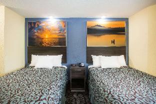 Days Inn By Wyndham Blue Springs Room photo