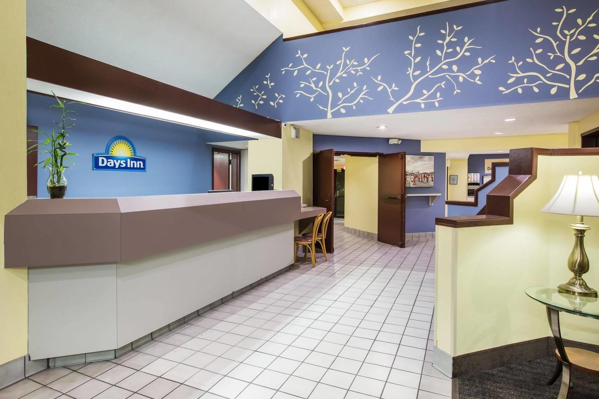 Days Inn By Wyndham Blue Springs Exterior photo