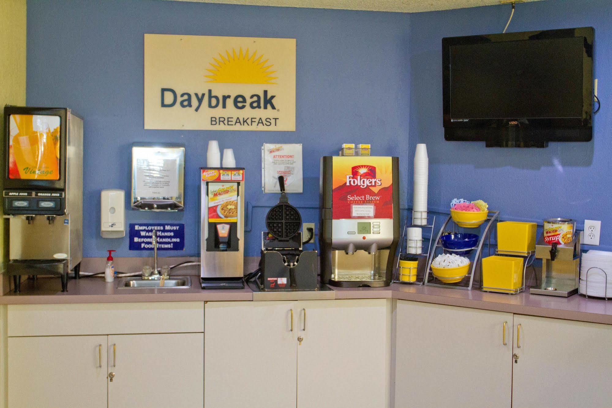 Days Inn By Wyndham Blue Springs Exterior photo