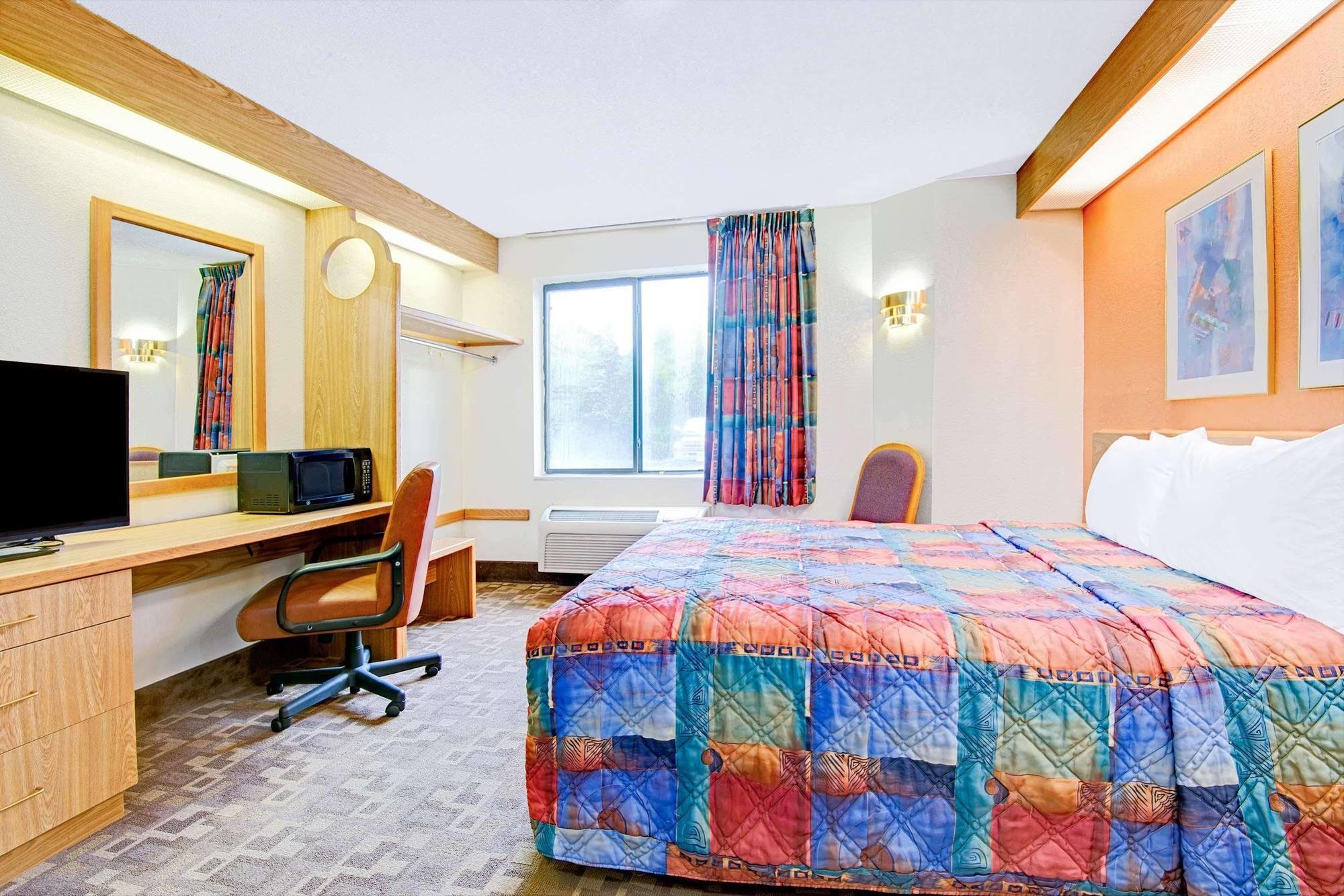 Days Inn By Wyndham Blue Springs Exterior photo