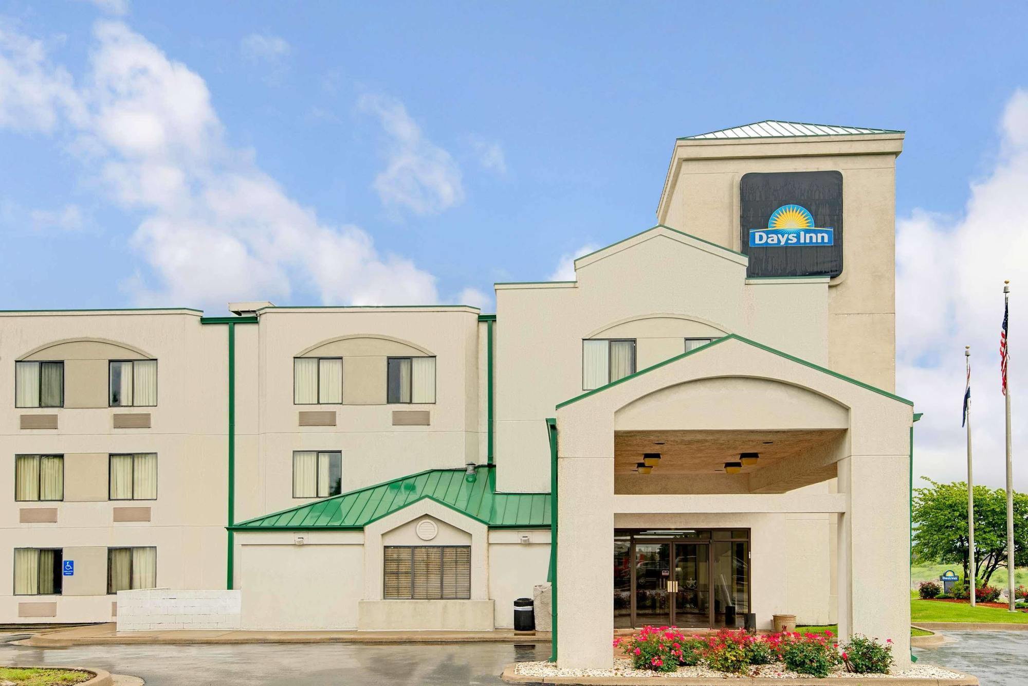 Days Inn By Wyndham Blue Springs Exterior photo