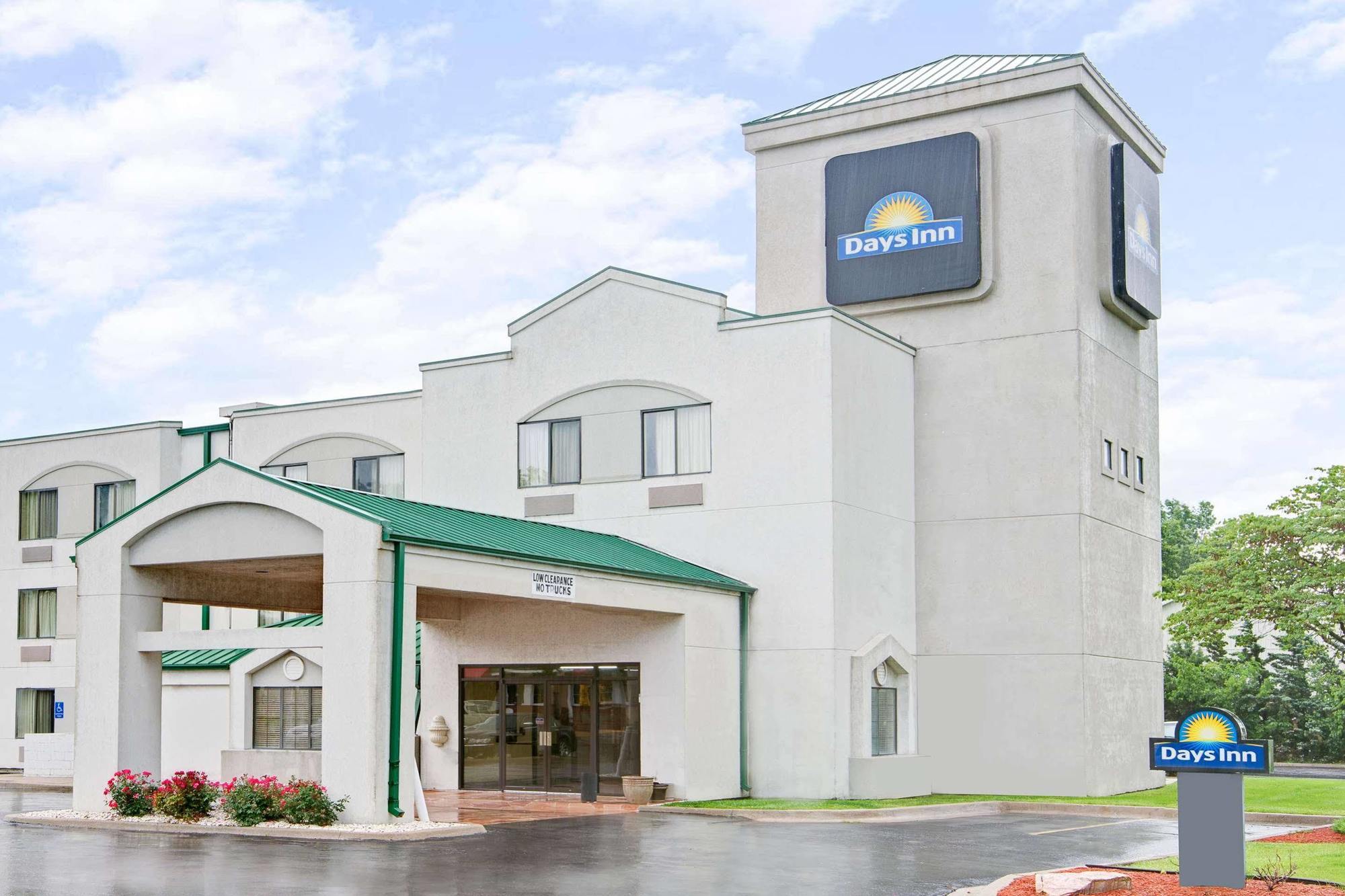Days Inn By Wyndham Blue Springs Exterior photo